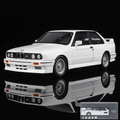 BMW M3 E30 blanco con caja